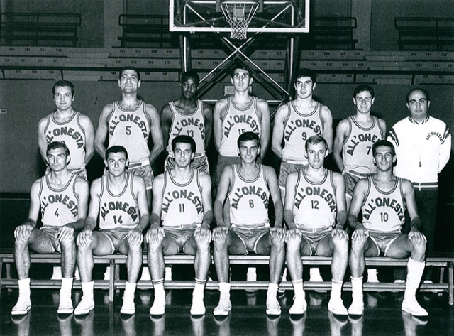 Formazione Pallacanestro All'Onest&agrave; Milano 1967/68. In piedi da sx: Bulgheroni, Masocco, Isaac, Wolters, Zanatta, Albinico, Percudani (all.). Seduti da sx: Vatteroni,De Rossi, Gatti, Longhi, Ossola, Vescovo.